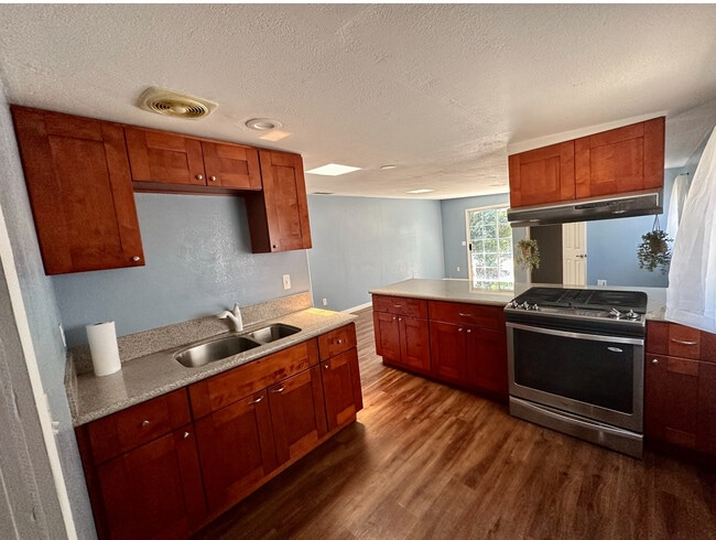 Full kitchen - 11524 Flower St