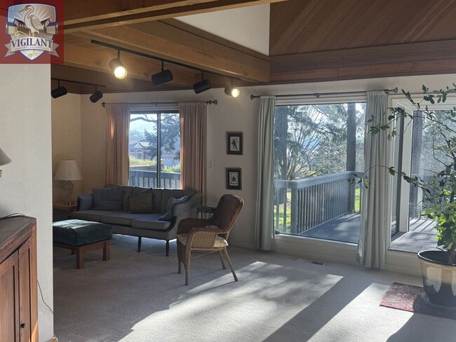 Building Photo - Amazing Furnished 4 bedroom home