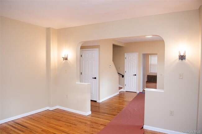 Building Photo - 2-4 Elm Pl