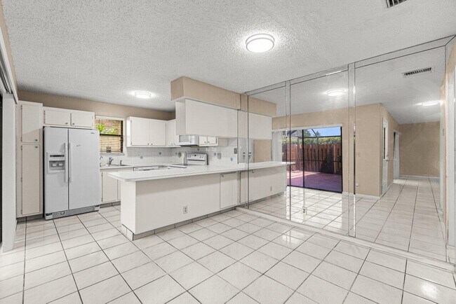 Foto del edificio - 7633 Courtyard W Run