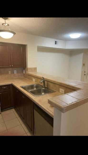 Foto del edificio - 1707 Village Blvd