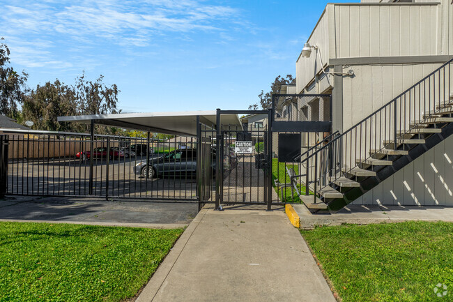 Entrada principal - Lincoln Village Park Apartments