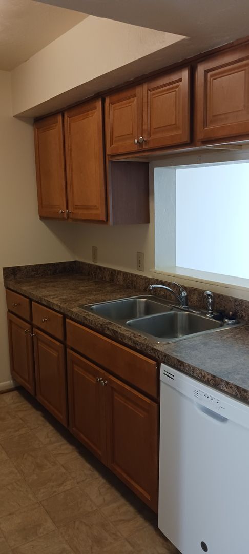Building Photo - 2 bedroom/ 1.5 bathroom- The Midlands