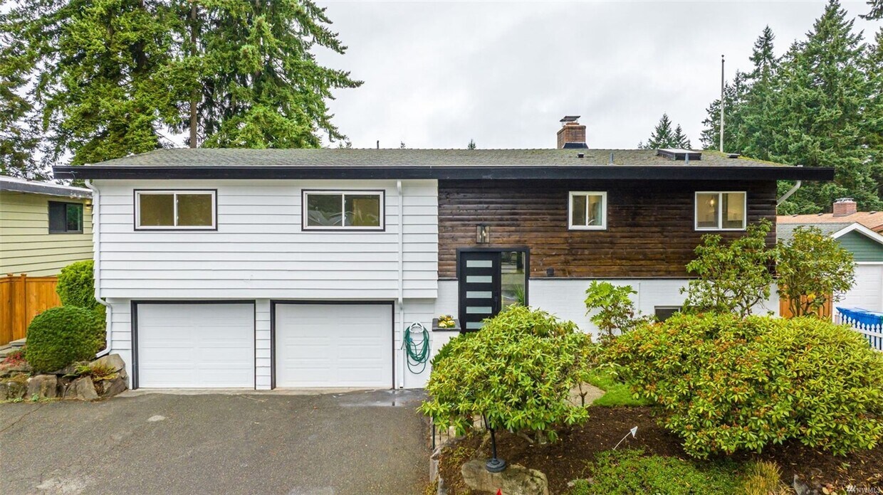 Primary Photo - Beautiful 5 Bed 3 Bath Split-level New Rem...