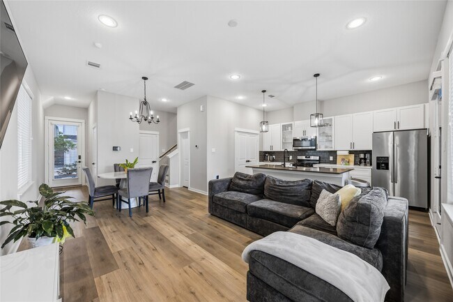 Building Photo - 6723 Parker Oaks Ln