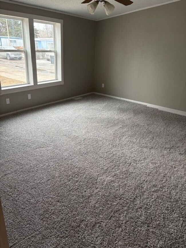 Foto del edificio - Spacious 4-Bedroom Home Available NOW in Skyway Park Village!