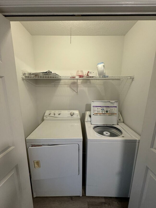 Foto del edificio - FURNISHED OPTION - Cute Sleepy Hollow Flat...