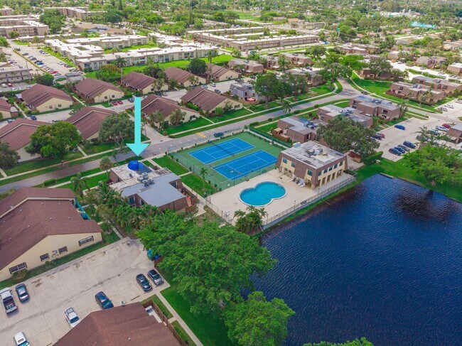 Foto del edificio - 241  Springdale Circle  Palm Springs Fl 33461