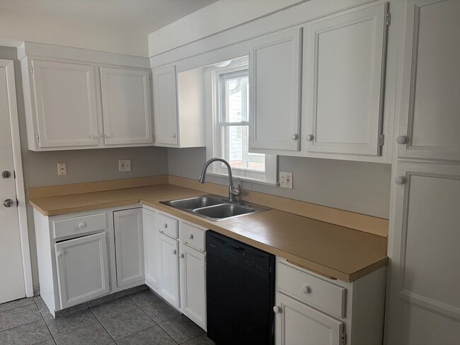 Building Photo - Beautiful single family home on a very Quiet street