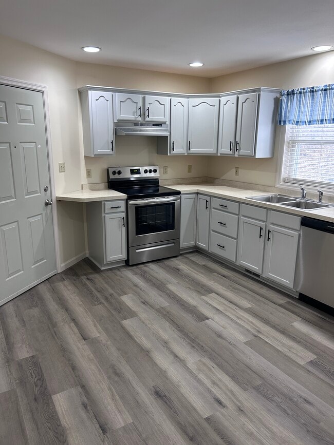 Kitchen - Maple Tree Apartments
