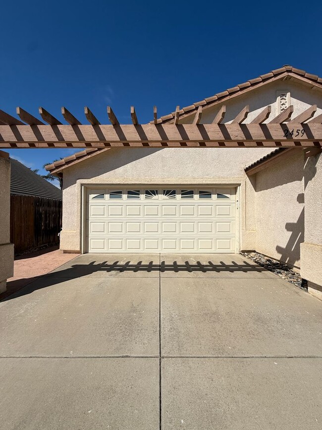 Building Photo - Spacious Single Story 4 Bedroom, 2 Bathroo...