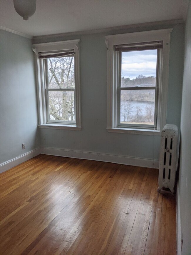 Foto del edificio - Jamaica Plain top floor 2 bedroom for September 1