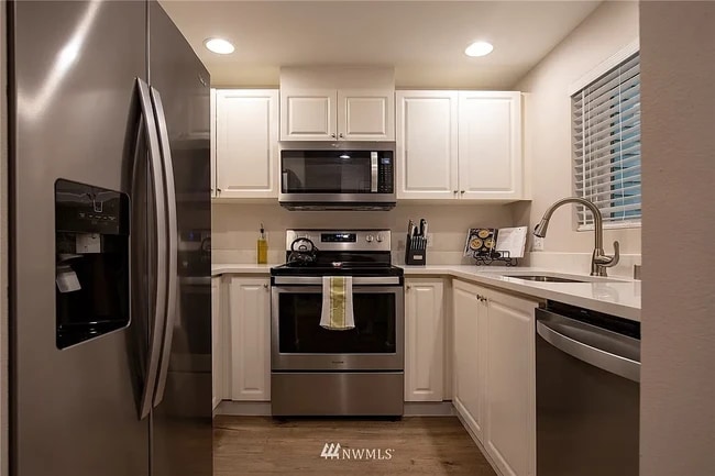Building Photo - 6811 SE Cougar Mountain Way
