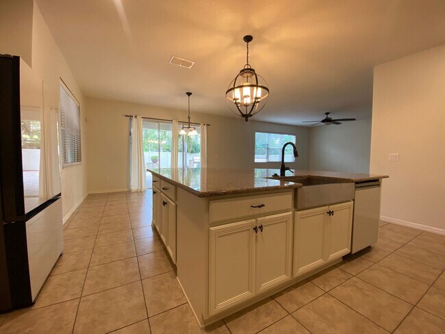 Foto del edificio - Stunning 5 Bedroom Pool Home in Orchard Hi...