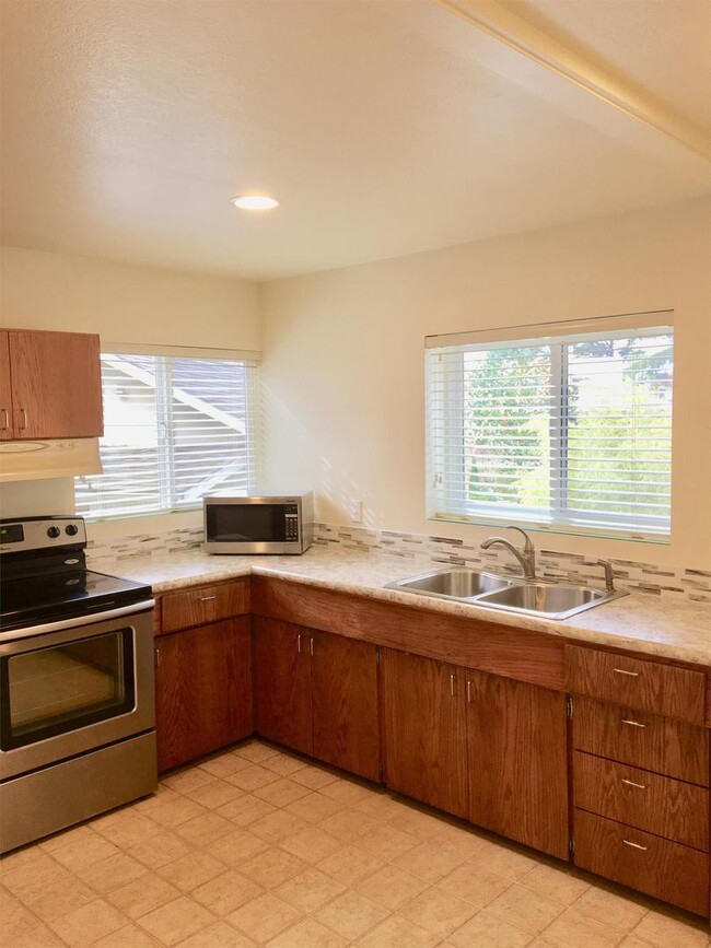 Building Photo - Two bedroom 1 bath on Alki Available Now!