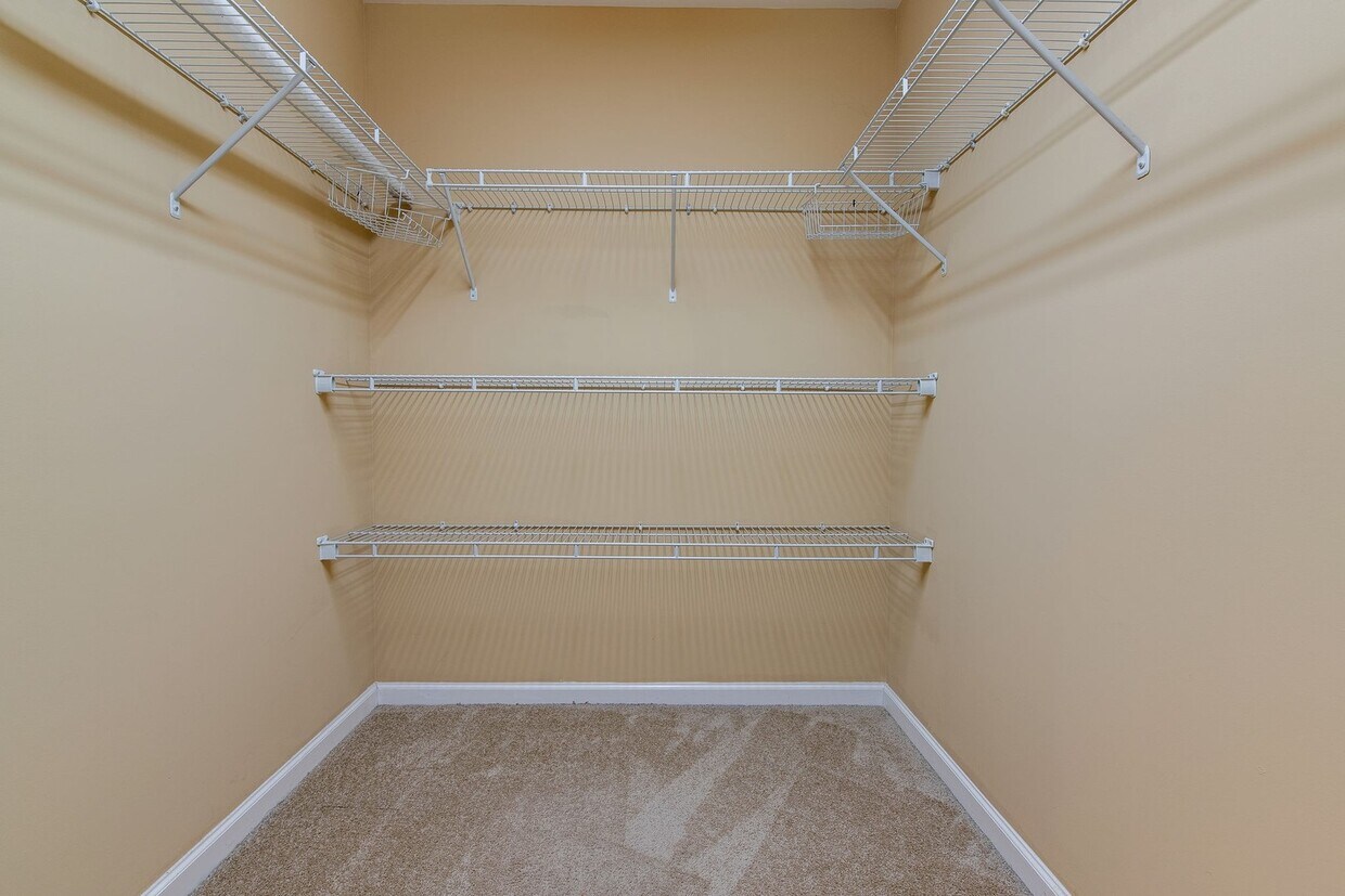 AVAILABLE NOW. 4 Bedroom 3 Bath. Over 3,000 square feet at Providence Place. Close to everythin... - AVAILABLE NOW. 4 Bedroom 3 Bath. Over 3,000 square feet at  Providence Place.  Close to everythin...