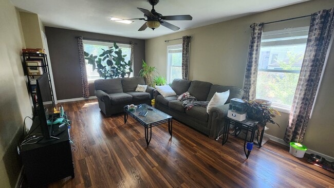 Building Photo - 3 Bedroom, 2 Bathroom House - Available May 1st with early move-in possible!