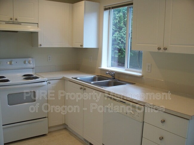 Building Photo - 3633 NE 158th Ave