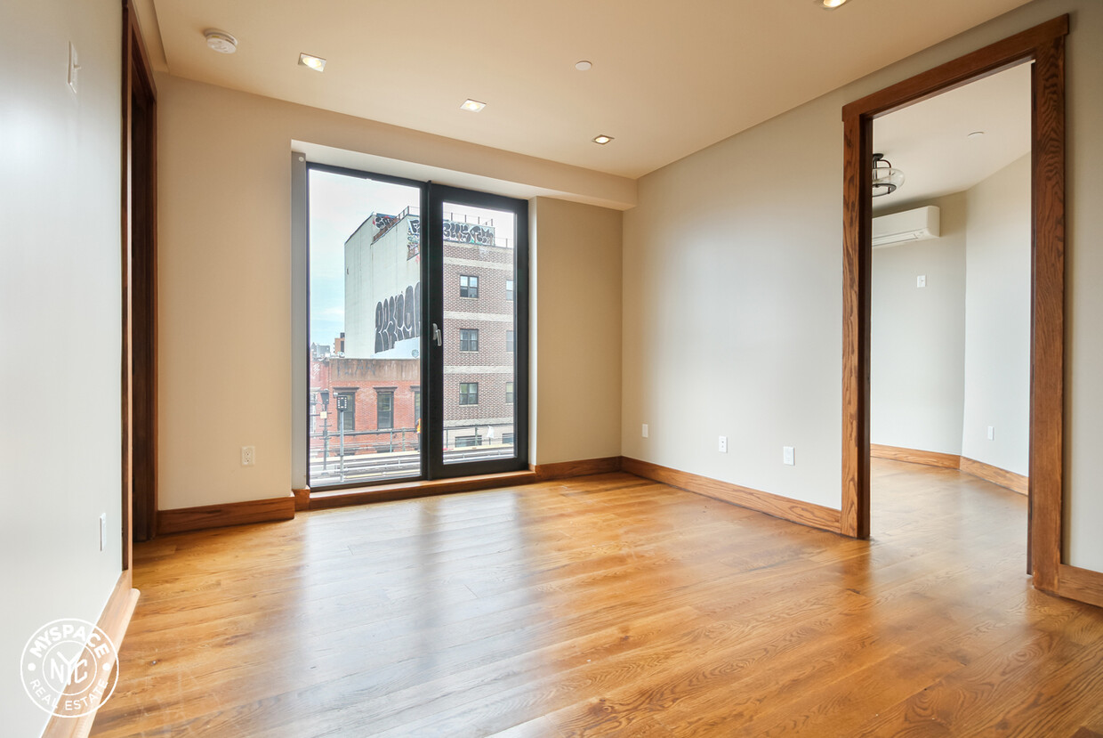 Foto principal - 865 Willoughby Ave