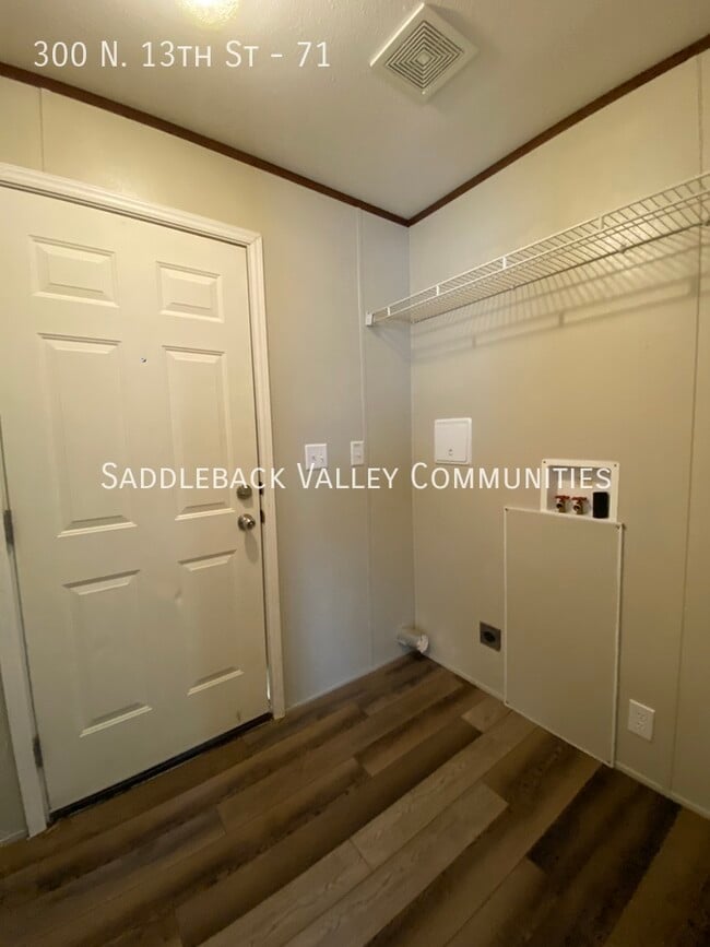 Building Photo - 300 N 13th St