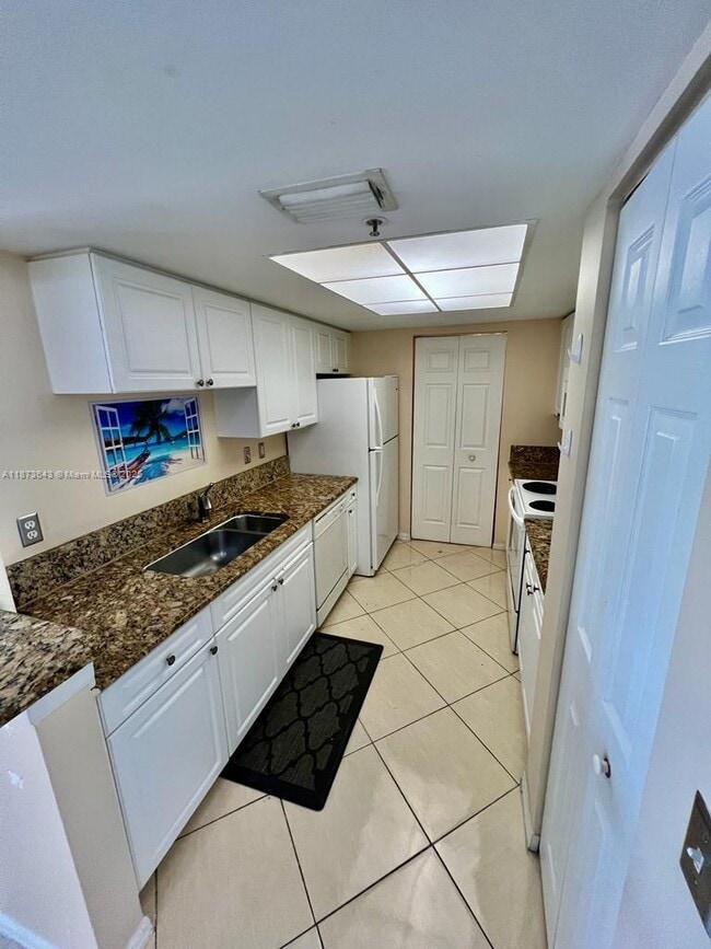 Foto del edificio - 400 Crestwood Ct N