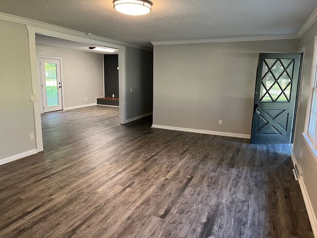 Building Photo - Newly Updates Home