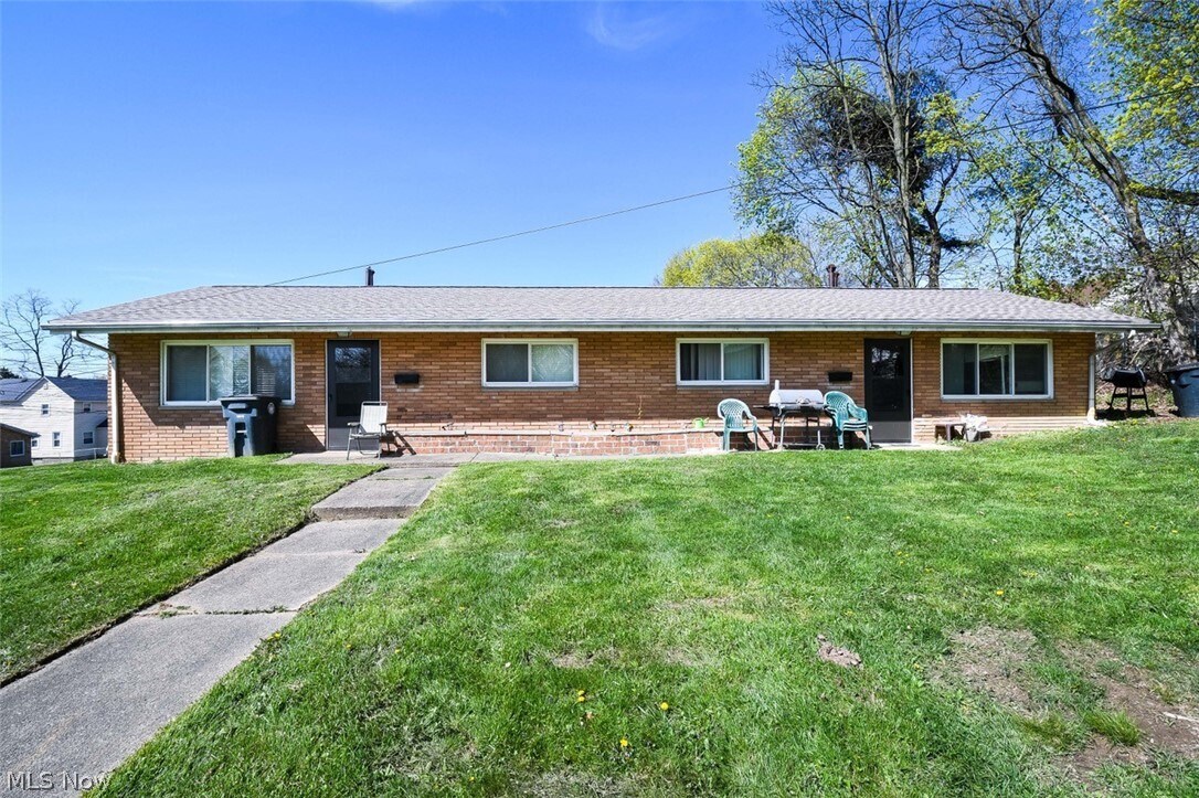 Primary Photo - 1277 Roslyn Ave