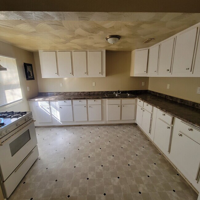 Foto del edificio - Great West Side Location! Large Lot!