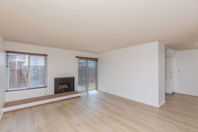 Foto del edificio - Spacious 3 Bed/ 2 Bath Home Nestled In Tranquil Setting in Spring Valley