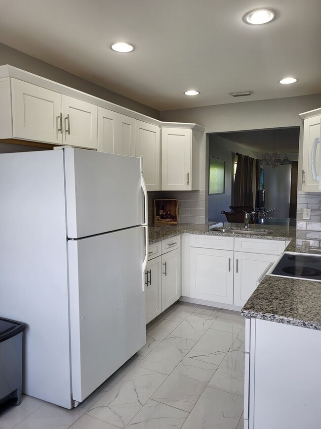 Building Photo - Updated Condo~2 Beds/2Baths~Screened in Ba...
