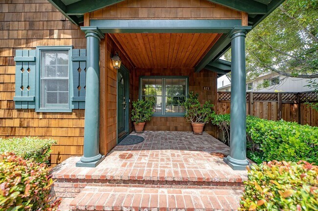 Building Photo - Updated 3BD/2BA Menlo Park Home with French Oak Floors + Bonus Room