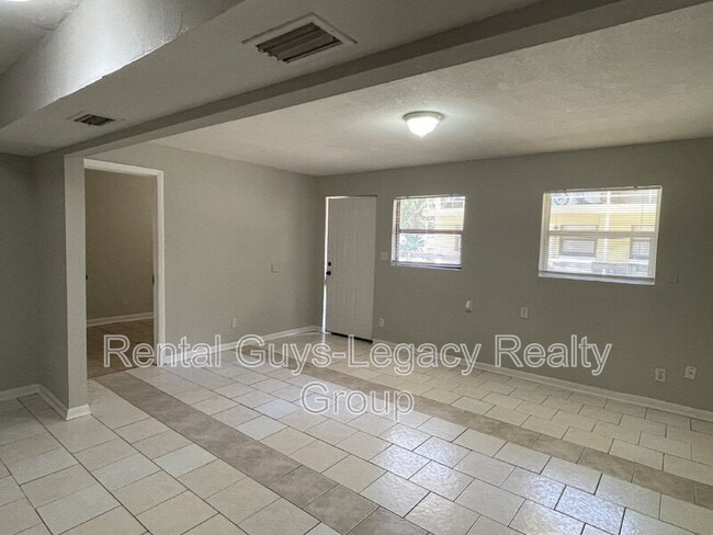 Foto del edificio - 1738 Wright Ave