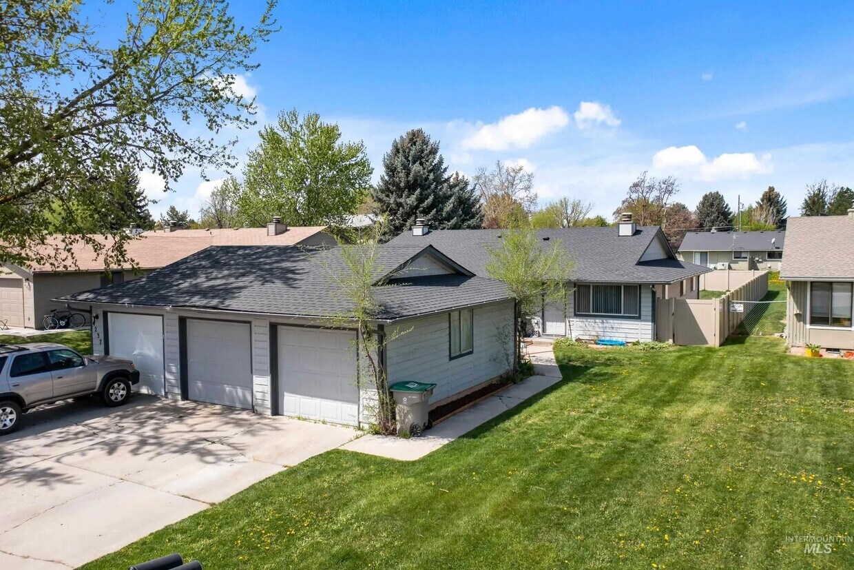 Primary Photo - Completely Remodeled 2 bedroom Duplex with...