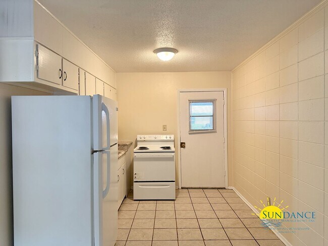 Building Photo - Newly Painted 2 Bedroom Home in Fort Walto...