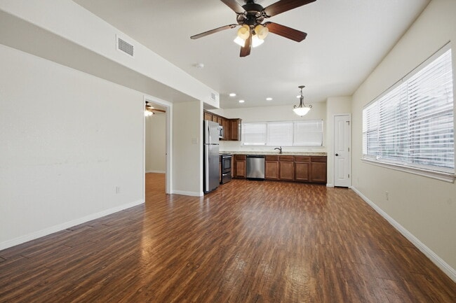 Building Photo - 302 W San Antonio St