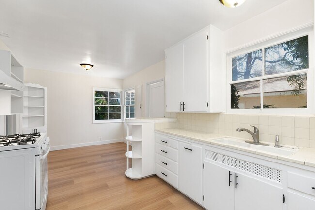 Building Photo - Cozy 2 Bed 1 Bath Santa Ana Home