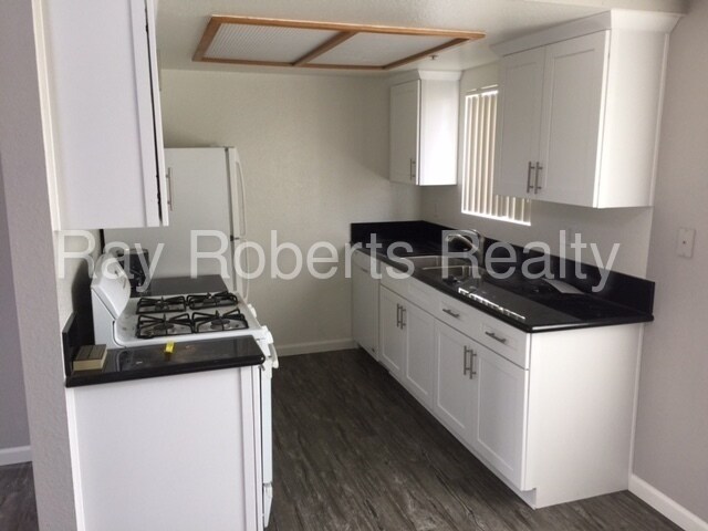 Foto del edificio - 7924 Stark Dr