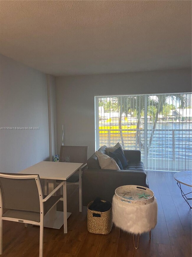 Foto del edificio - 2900 NE 30th St