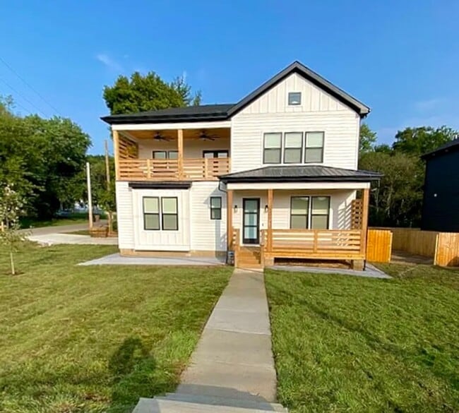 Modern 4-Bedroom Home with Stylish Finishe... - Modern 4-Bedroom Home with Stylish Finishe...