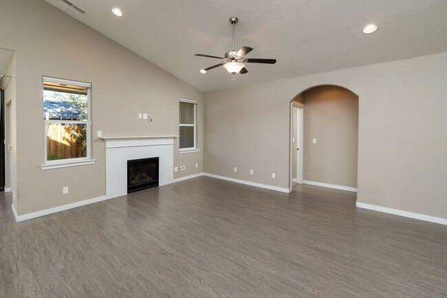Foto del edificio - Spacious single level Orchard floorplan with 4th bedroom/den option home featuring SOLAR - Great ...