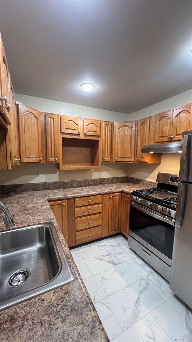 Building Photo - 27 E Main St