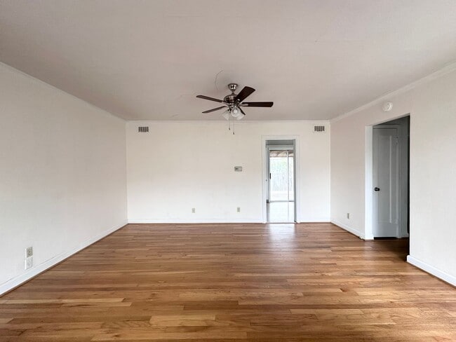 Building Photo - Wood Village Single Family Home - Huge Yard!