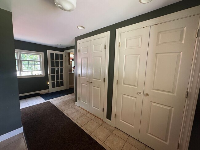 Foto del edificio - Beautifully Furnished Three Bedroom Home