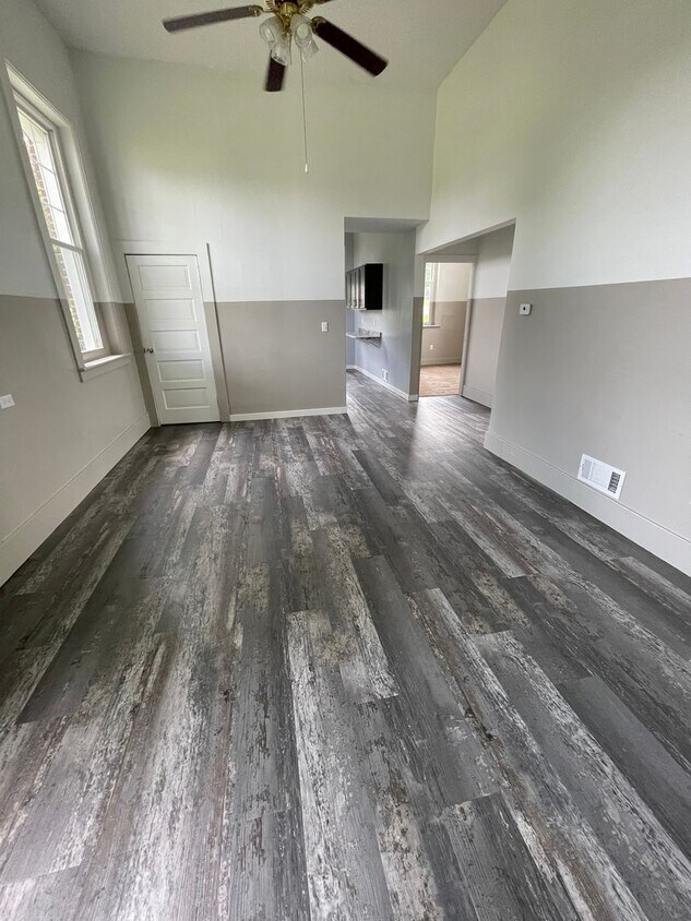 Foto principal - Single Family Home 2 Bedrooms 1 Bath with ...