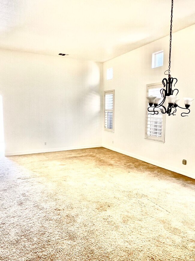 Building Photo - Your dream home awaits! Experience the coz...
