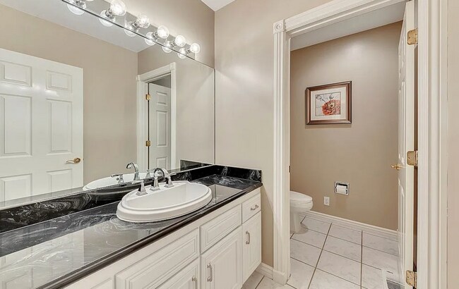 Foto del edificio - Garden Level in Luxury Home Available Now