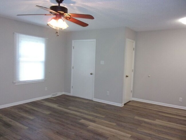 Foto del edificio - Spacious 2 Bedroom 1 Bath Duplex Minutes t...