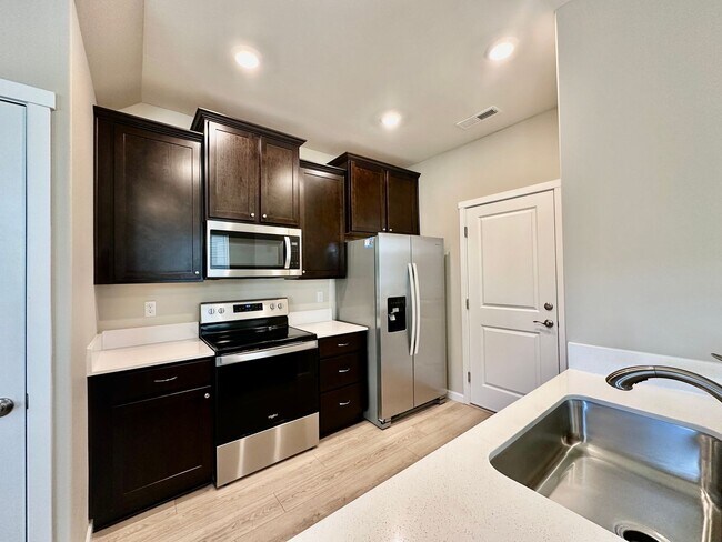 Foto del edificio - Beautiful newer 3 Bedroom 2.5 bathroom Townhouse-Evergreen School District **$500 MOVE-IN SPECIAL*