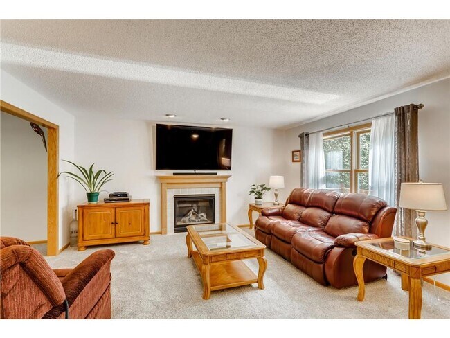 Foto del edificio - Single Family Home + Over 1/2 Acre Lot!! Welcome Home to Rockford MN!