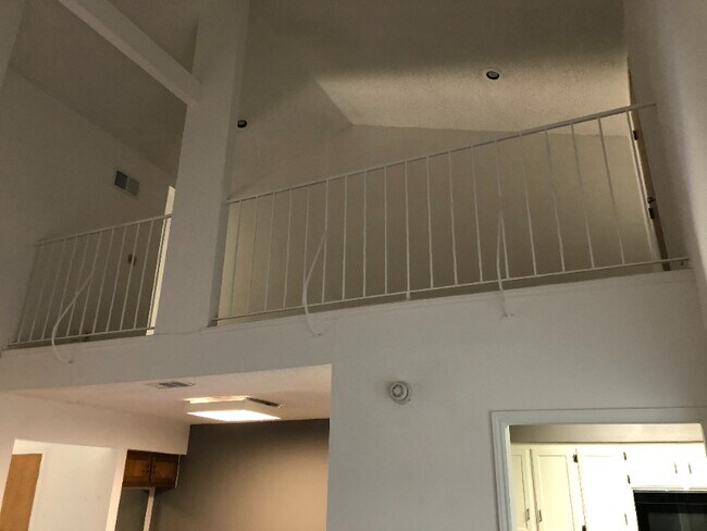 Building Photo - 526 Oakridge Dr